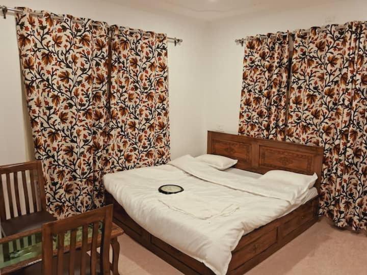 Postel nebo postele na pokoji v ubytování Hotel First Kashmir