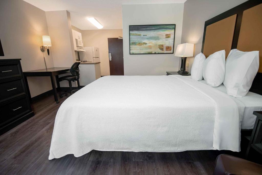 Postel nebo postele na pokoji v ubytování Extended Stay America Suites - Fort Lauderdale - Cypress Creek - NW 6th Way