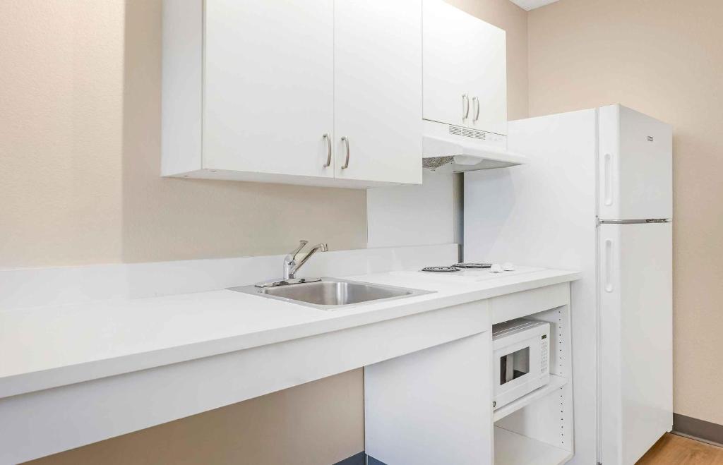 Kuchyň nebo kuchyňský kout v ubytování Extended Stay America Suites - Fort Lauderdale - Cypress Creek - NW 6th Way