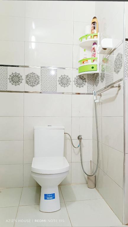Un baño de Aziz House 1