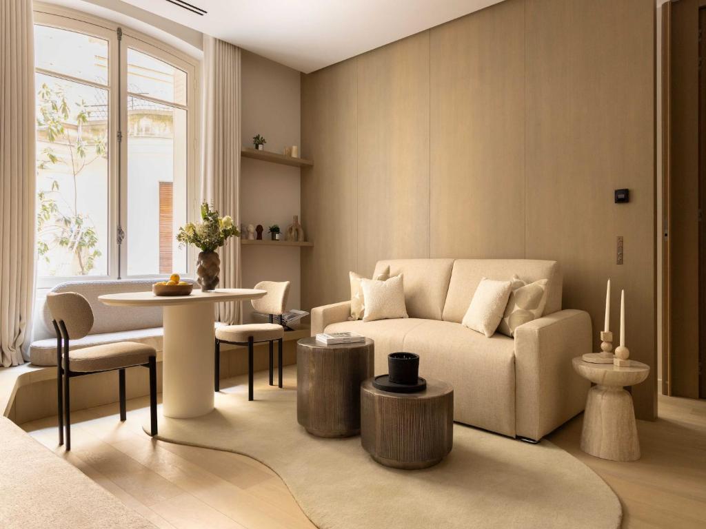 un salon avec un canapé et une table dans l'établissement luxury flat- AC-1BR 4P- Madeleine Saint Honore, à Paris