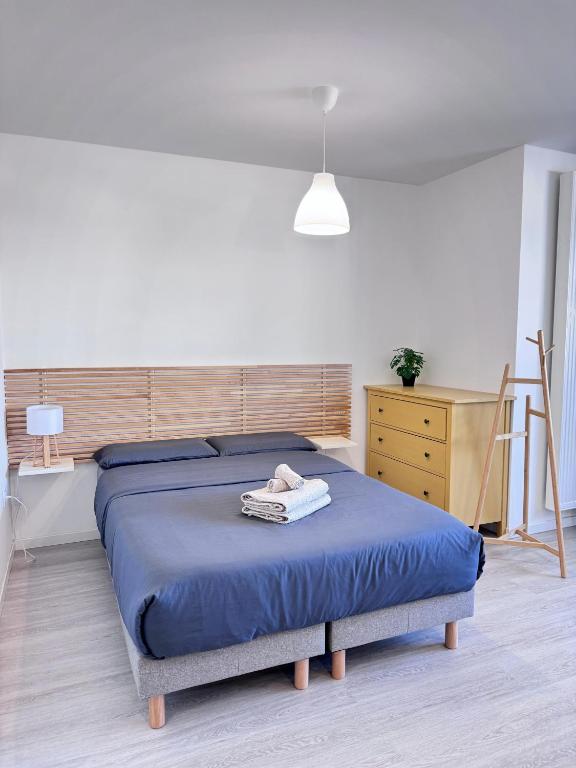 - une chambre avec un lit bleu et une commode dans l'établissement Just Sleeping, à Chessy