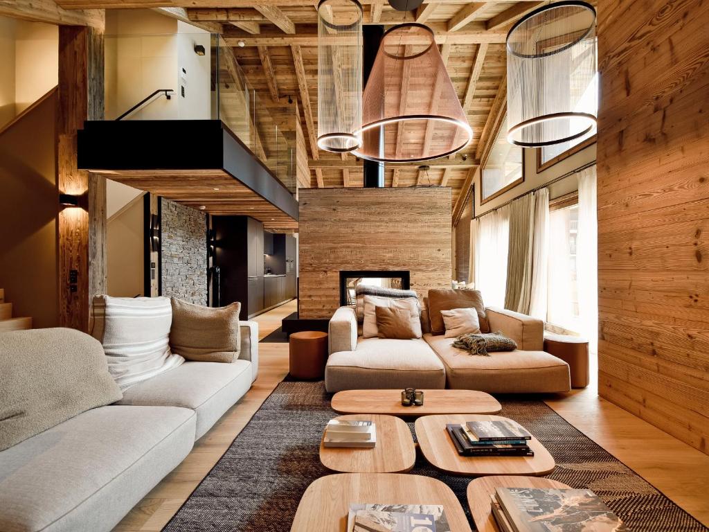 un salon avec deux canapés et une table dans l'établissement Chalet de location à Les Allues - FR-1-613-139, à Les Allues