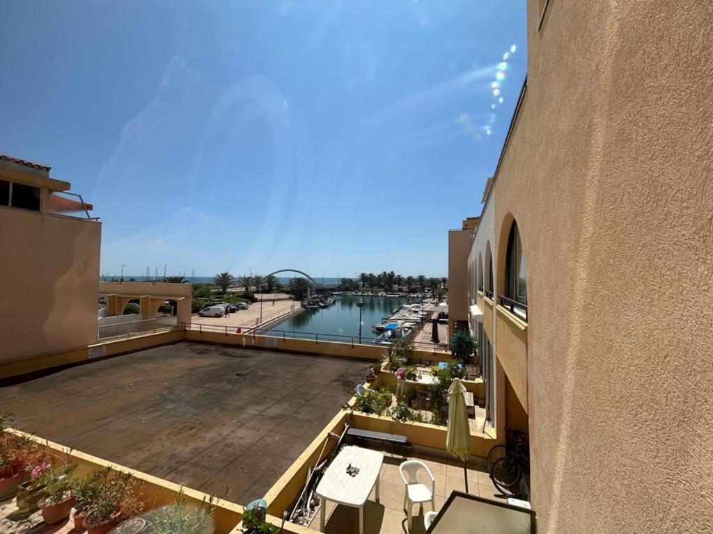 d'un balcon offrant une vue sur le port de plaisance. dans l'établissement Studio cabine avec loggia et parking, proche plage - FR-1-338-626, à Sète