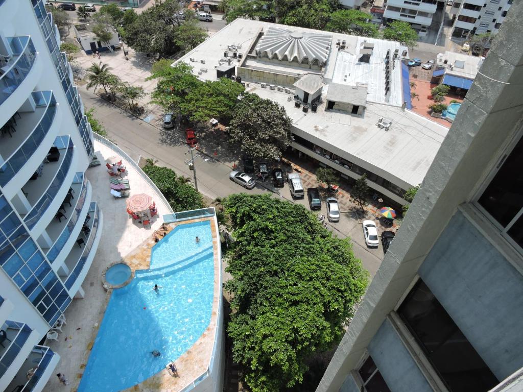 una vista aérea de una piscina en una ciudad en Apartamento Laguito Bocagrande, en Cartagena de Indias