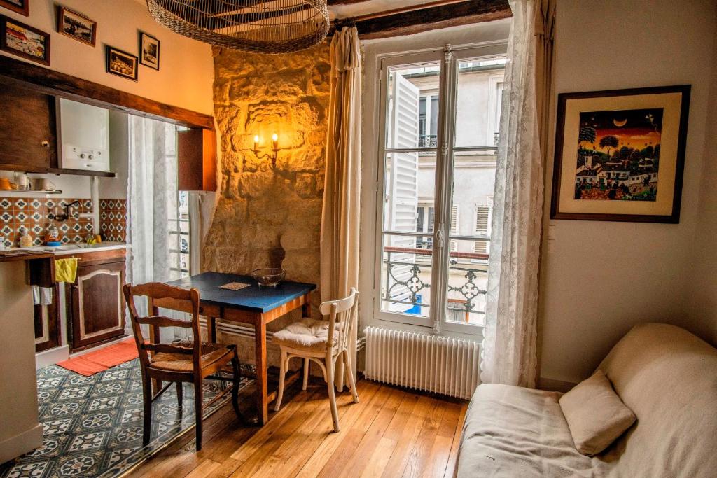 un salon avec une table et un canapé dans l'établissement Montmartre Soulful stay one month, à Paris