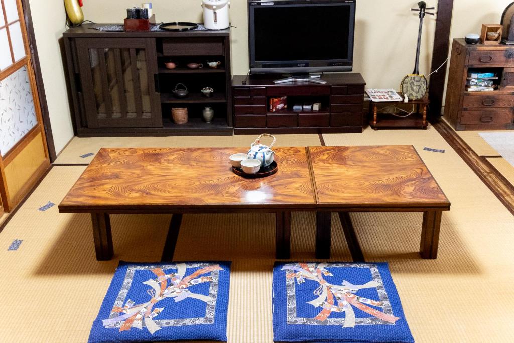 TV a/nebo společenská místnost v ubytování Grandma's island Home Hakata - Matsusaki inn 島のおばあちゃんち宿伯方 - 松崎旅館