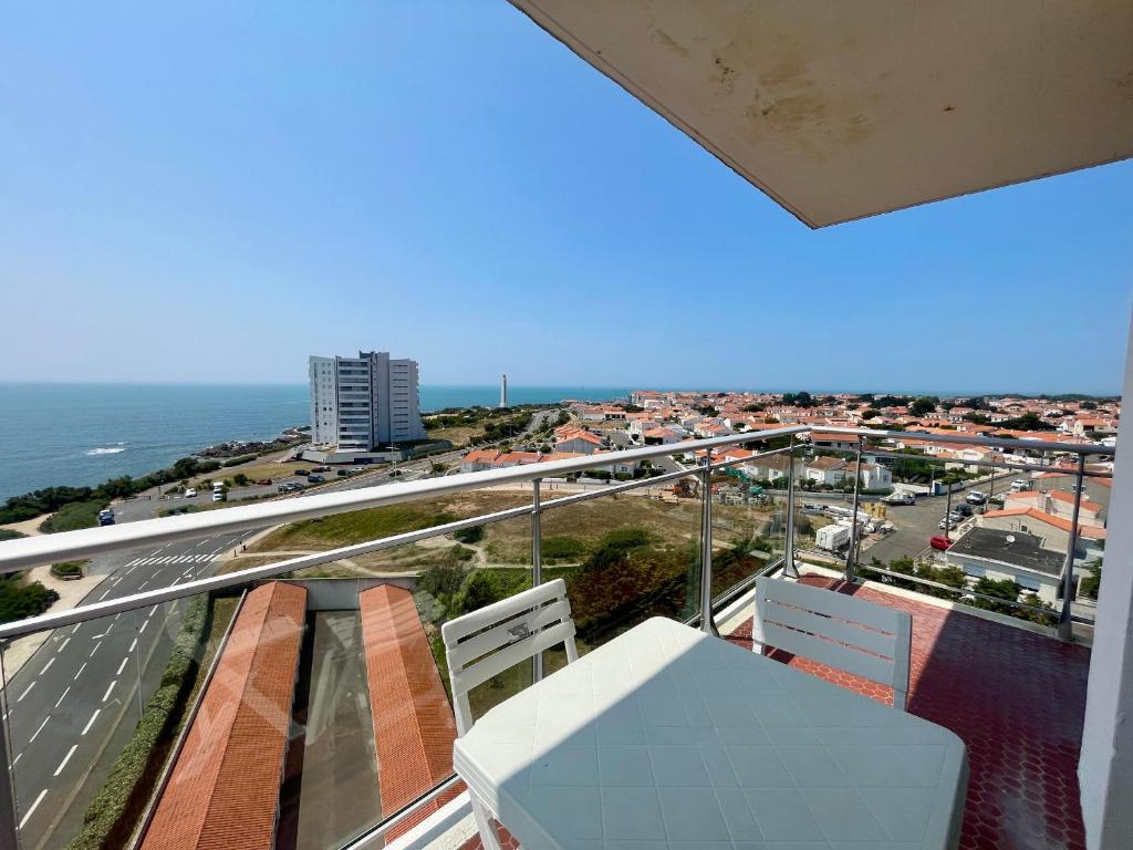 Elle comprend un balcon offrant une vue sur la ville et l'océan. dans l'établissement Studio face mer avec balcon et garage aux Sables d'Olonne - FR-1-92-904, à Les Sables-dʼOlonne
