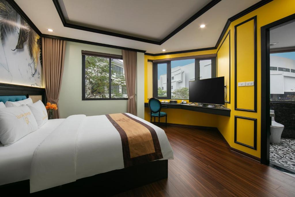 Postel nebo postele na pokoji v ubytování Grand Hanoi Hotel