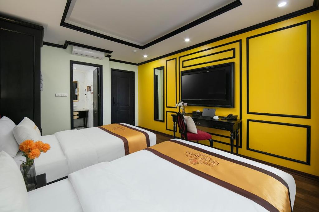 Postel nebo postele na pokoji v ubytování Grand Hanoi Hotel