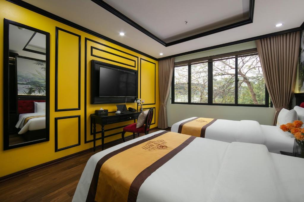 Postel nebo postele na pokoji v ubytování Grand Hanoi Hotel