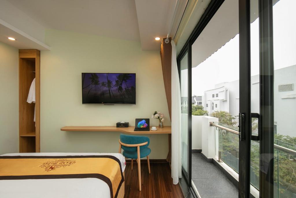 TV a/nebo společenská místnost v ubytování Grand Hanoi Hotel