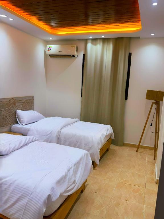 Postel nebo postele na pokoji v ubytování RAFiF PYRAMiDS APARTMENTS & SUiTES HOTEL