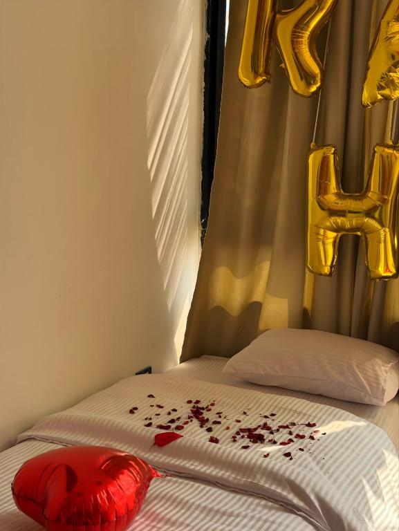 Postel nebo postele na pokoji v ubytování RAFiF PYRAMiDS APARTMENTS & SUiTES HOTEL