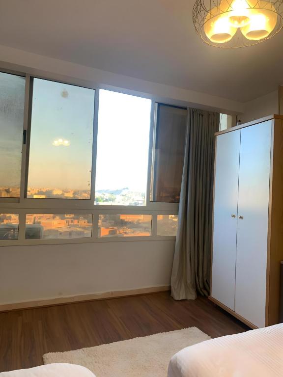 Postel nebo postele na pokoji v ubytování RAFiF PYRAMiDS APARTMENTS & SUiTES HOTEL