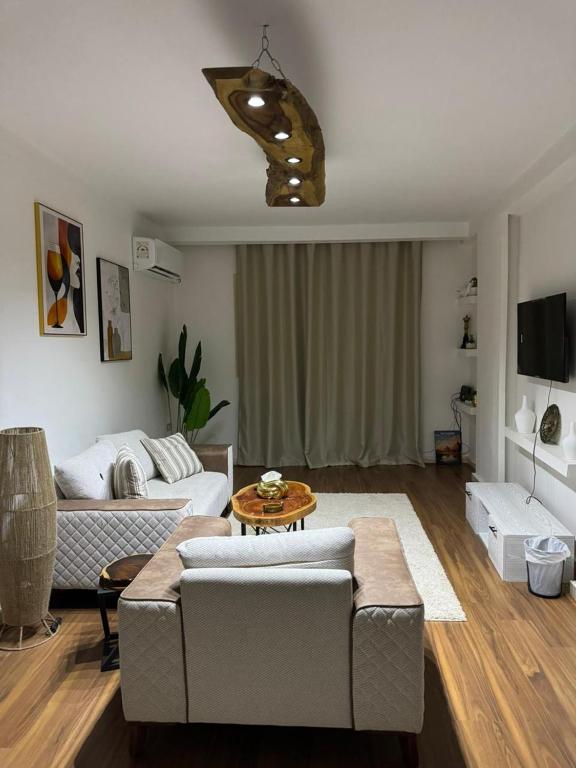 TV a/nebo společenská místnost v ubytování RAFiF PYRAMiDS APARTMENTS & SUiTES HOTEL
