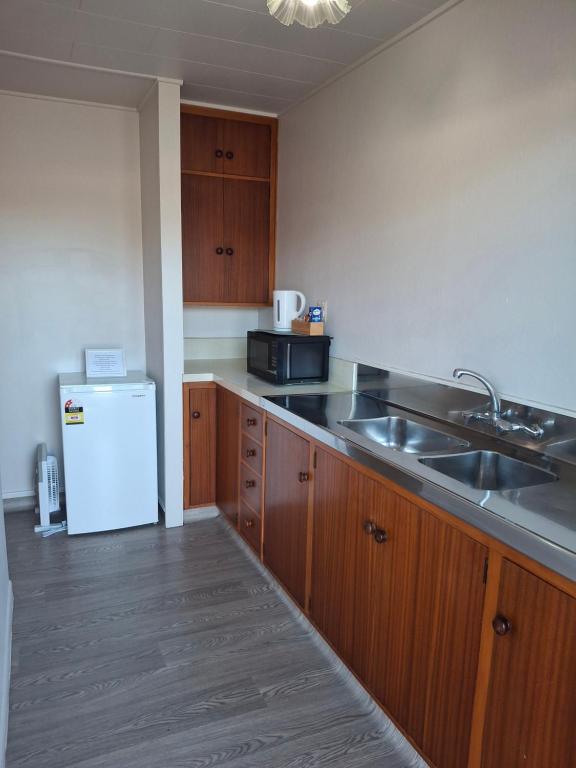 Kuchyň nebo kuchyňský kout v ubytování Cherry Grove Motel