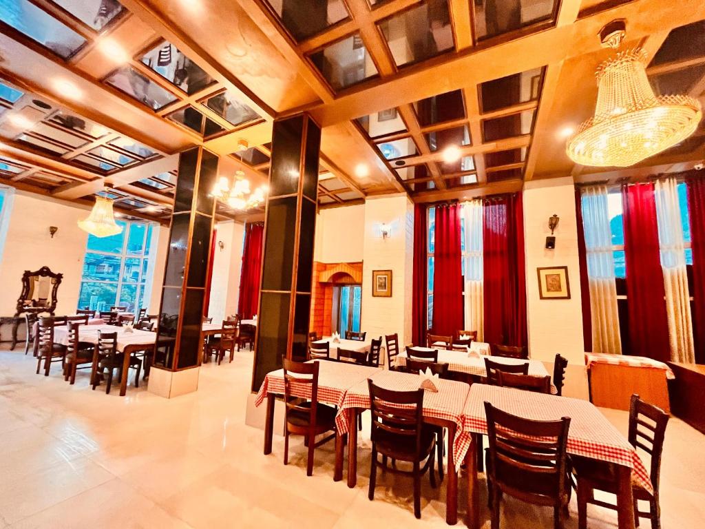 Restaurace v ubytování The Manali Town # Top Rated and Most Awarded property in Manali # Parking # Restaurant
