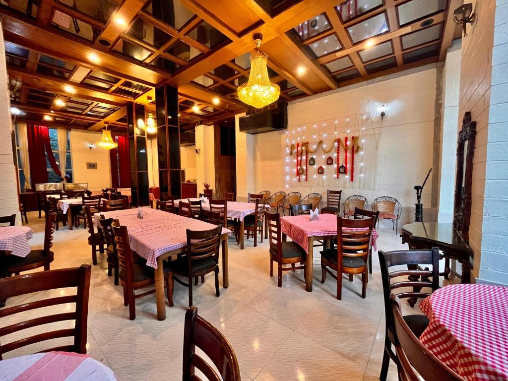 Restaurace v ubytování The Manali Town # Top Rated and Most Awarded property in Manali # Parking # Restaurant