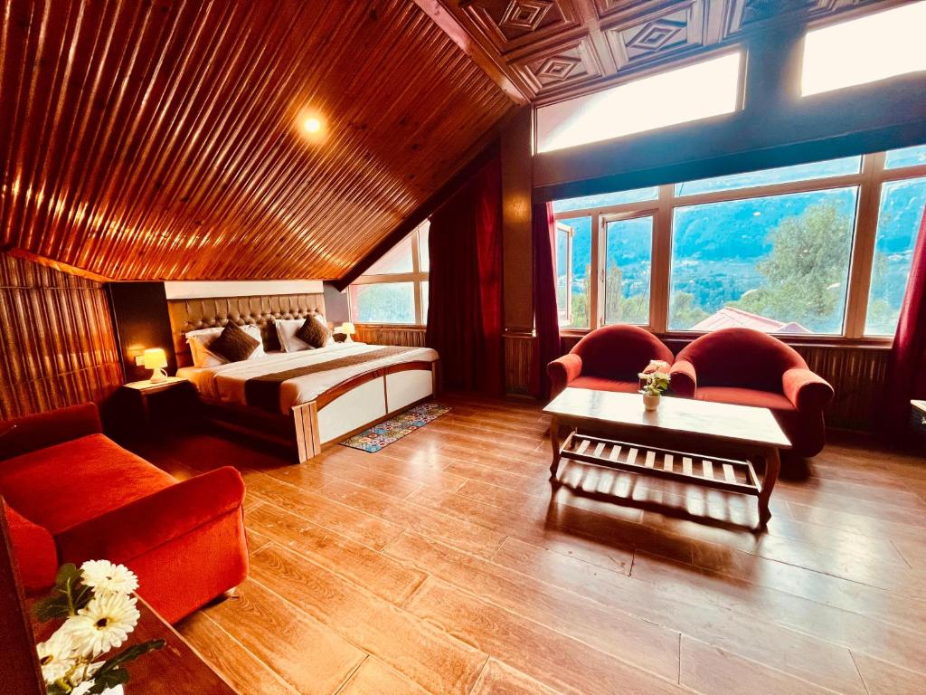 Postel nebo postele na pokoji v ubytování The Manali Town # Top Rated and Most Awarded property in Manali # Parking # Restaurant