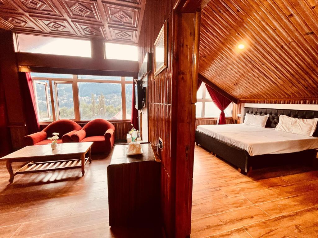 Postel nebo postele na pokoji v ubytování The Manali Town # Top Rated and Most Awarded property in Manali # Parking # Restaurant