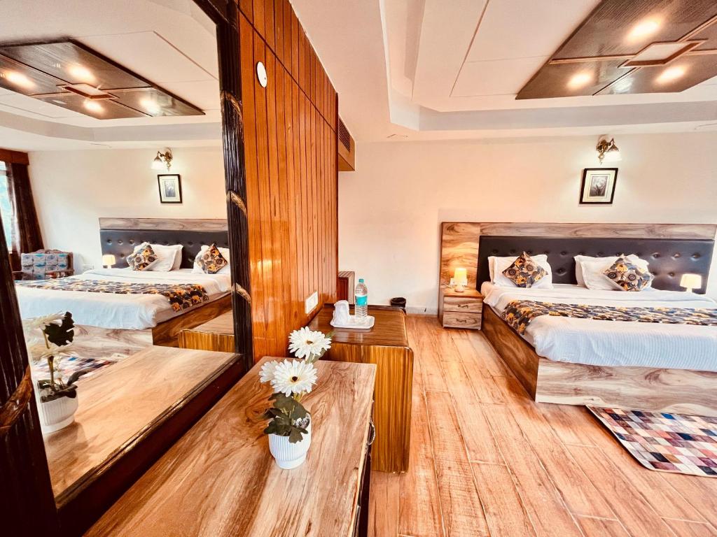 Postel nebo postele na pokoji v ubytování The Manali Town # Top Rated and Most Awarded property in Manali # Parking # Restaurant