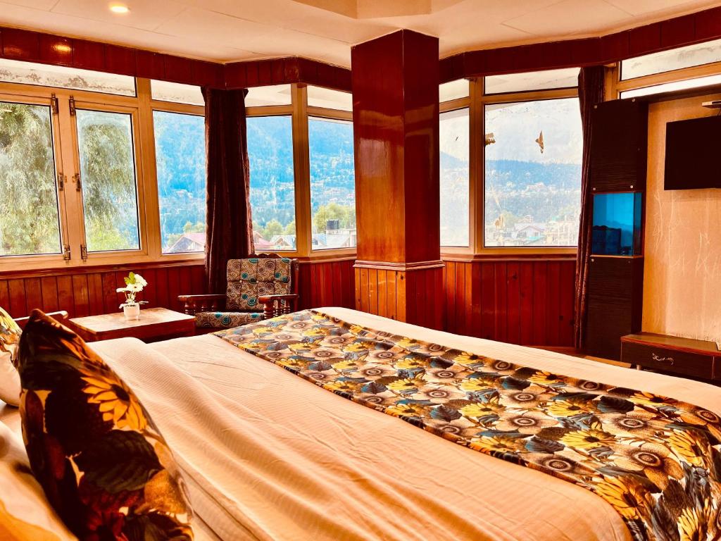 Postel nebo postele na pokoji v ubytování The Manali Town # Top Rated and Most Awarded property in Manali # Parking # Restaurant