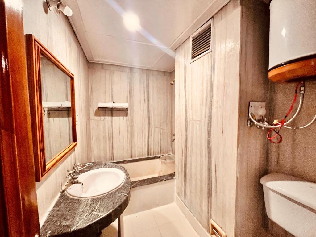 Koupelna v ubytování The Manali Town # Top Rated and Most Awarded property in Manali # Parking # Restaurant