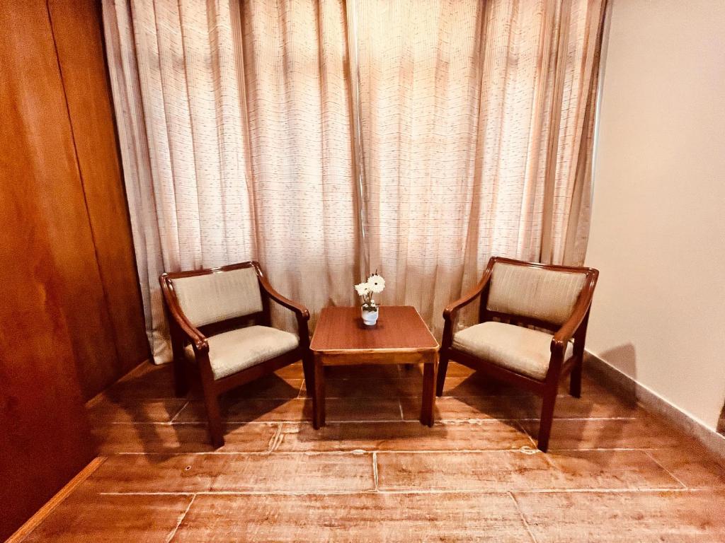 Posezení v ubytování The Manali Town # Top Rated and Most Awarded property in Manali # Parking # Restaurant