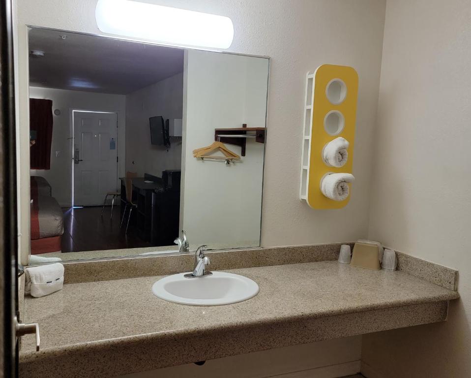 Motel 6-Santa Nella, CA - Los Banos photo