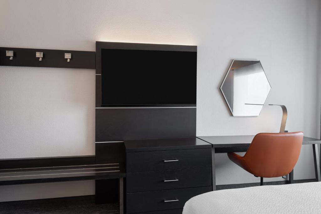 Holiday Inn Express & Suites - Tampa East - Ybor City by IHG photo