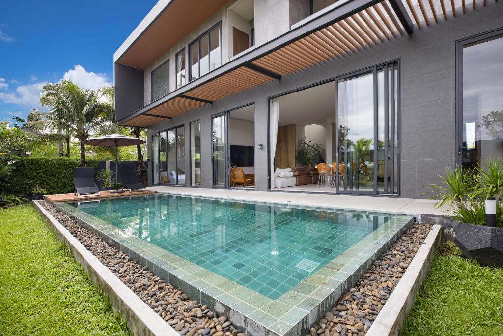 シャロンにあるLong one - Sea View 3 Bedroom Pool Villaの家の裏庭にあるプール