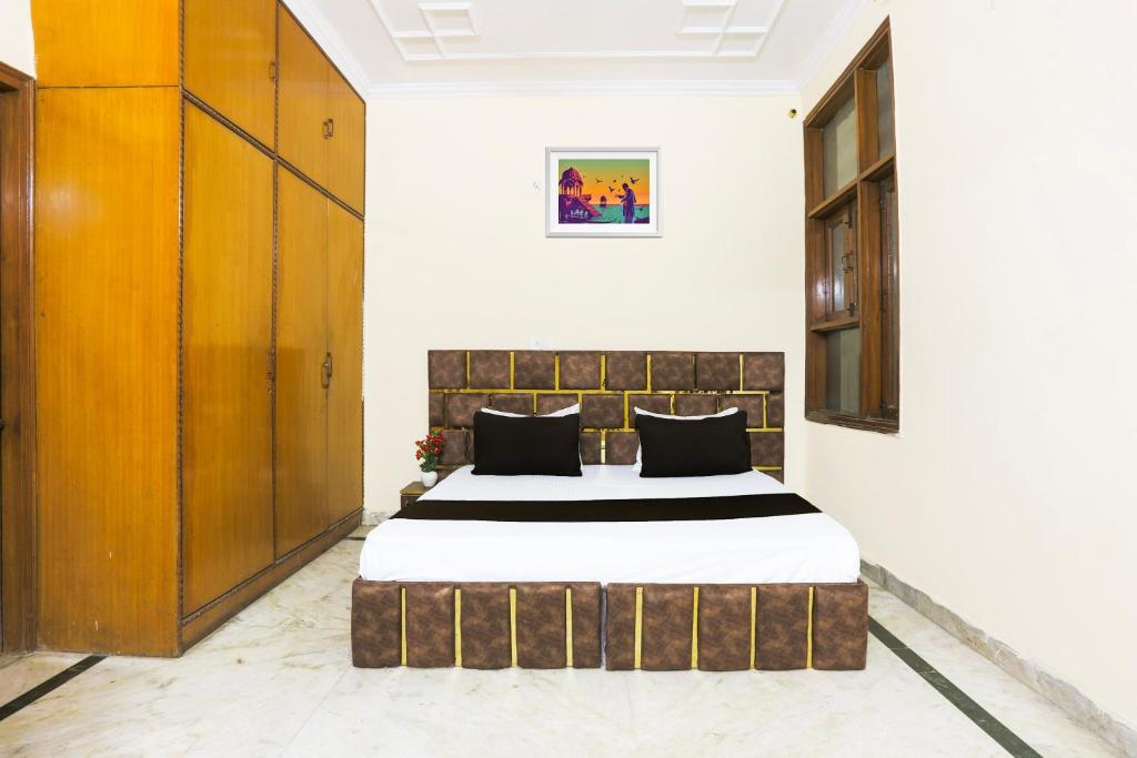 Postel nebo postele na pokoji v ubytování Hotel O JPS DC RESIDENCY