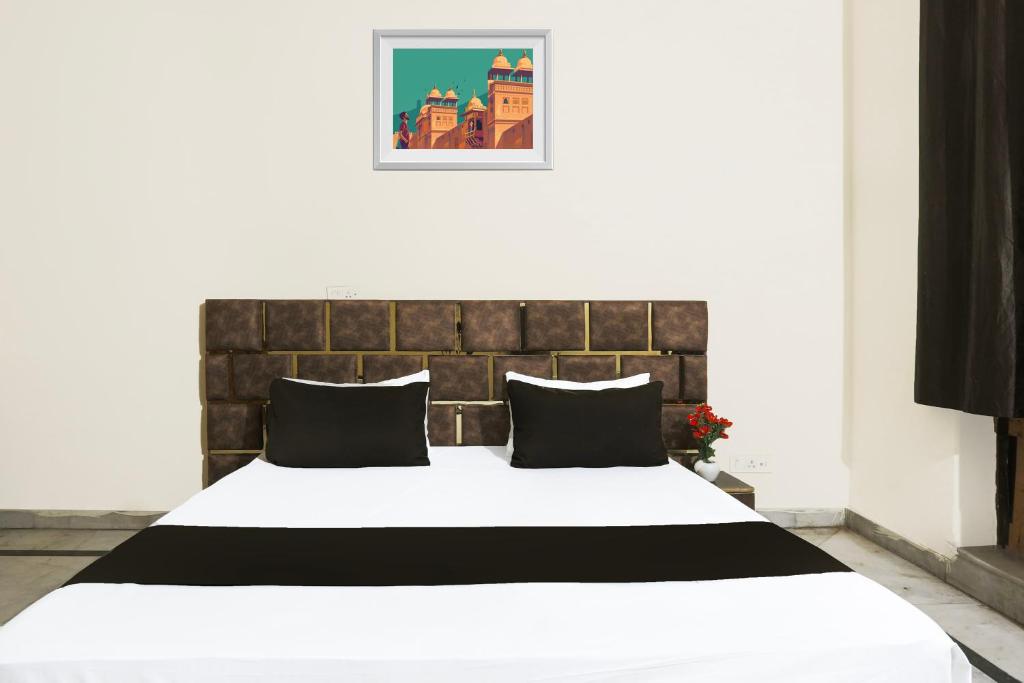 Postel nebo postele na pokoji v ubytování Hotel O JPS DC RESIDENCY