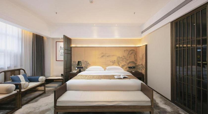 Postel nebo postele na pokoji v ubytování Dengfeng Chanwu Hotel