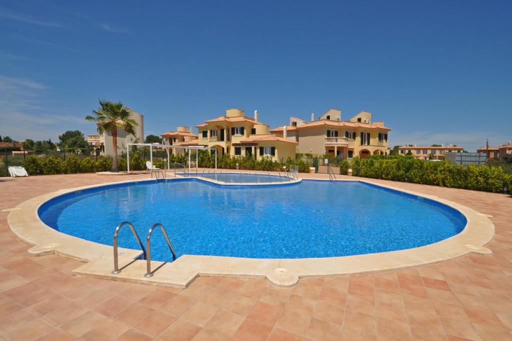 una gran piscina frente a una casa en Residence Club El Paraiso, en Sa Ràpita