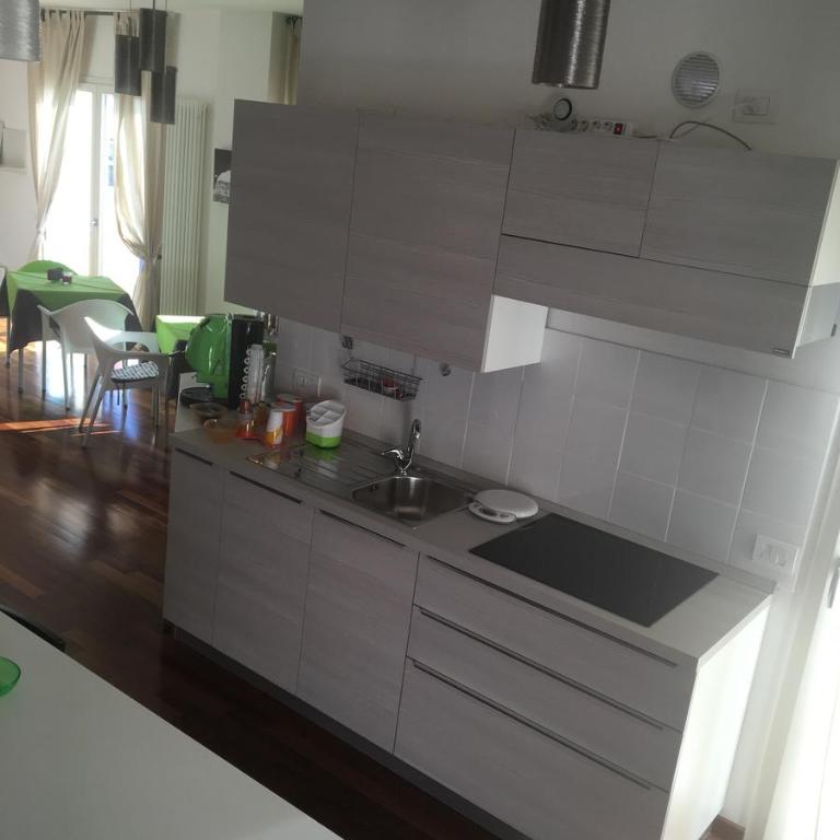 Cucina o angolo cottura di amaranto bnb