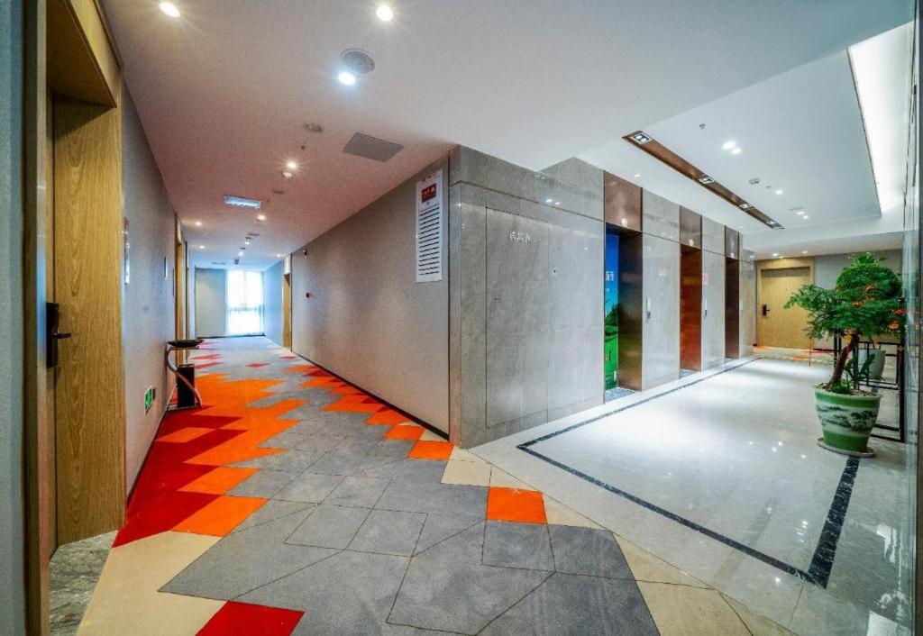 an office hallway with an orange and gray floor at Borrman Hotel Zhangzhou Baolong Plaza in Zhangzhou