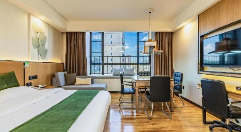 TV a/nebo společenská místnost v ubytování GreenTree Inn Express Kunming East Passenger Station Huazhicheng