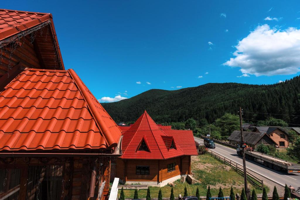 Nespecifikovaný výhled na hory nebo výhled na hory při pohledu z penzionu – hostince