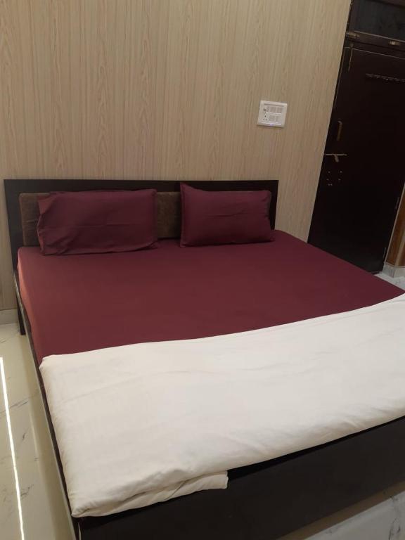 Voodi või voodid majutusasutuse Shivay Guest House Near Ram Mandir toas