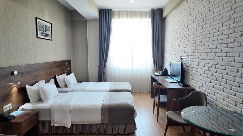 Postel nebo postele na pokoji v ubytování Metekhi Line Hotel