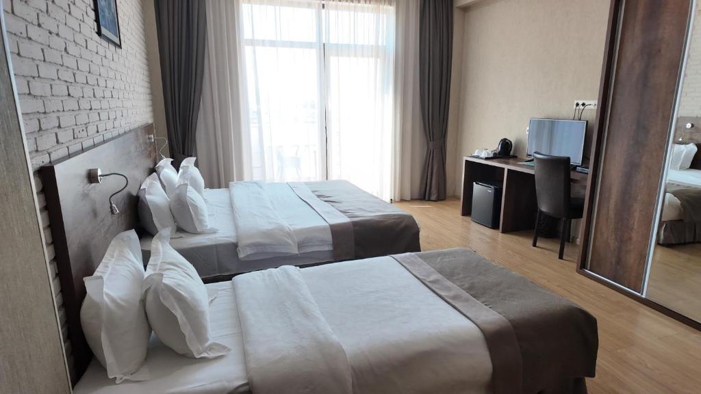 Postel nebo postele na pokoji v ubytování Metekhi Line Hotel