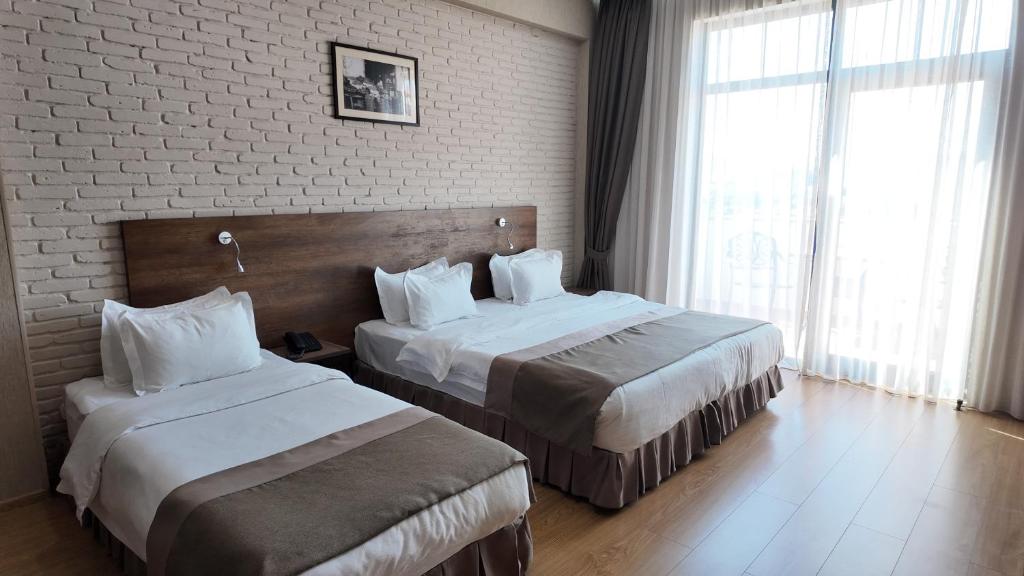 Postel nebo postele na pokoji v ubytování Metekhi Line Hotel