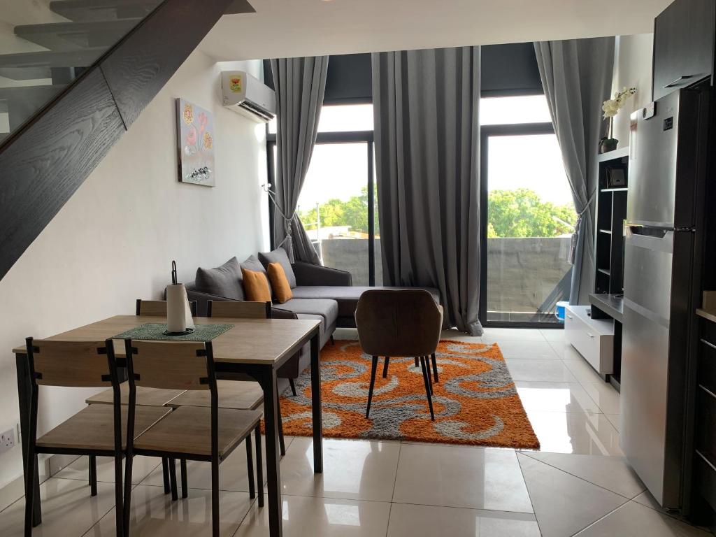 CantonmentsにあるEmbassy Gardens VVIPのソファとテーブルのあるリビングルーム