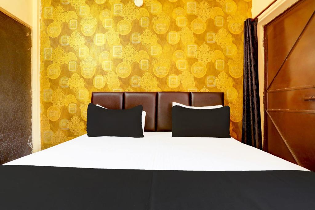 Postel nebo postele na pokoji v ubytování Hotel O Rewansh in