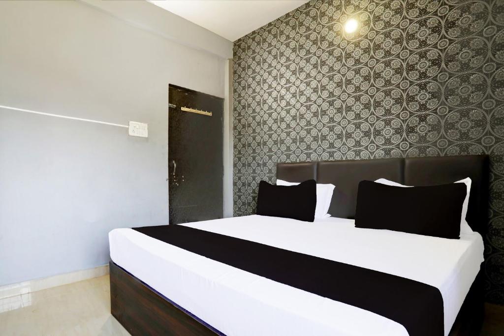 Postel nebo postele na pokoji v ubytování Hotel O Rewansh in