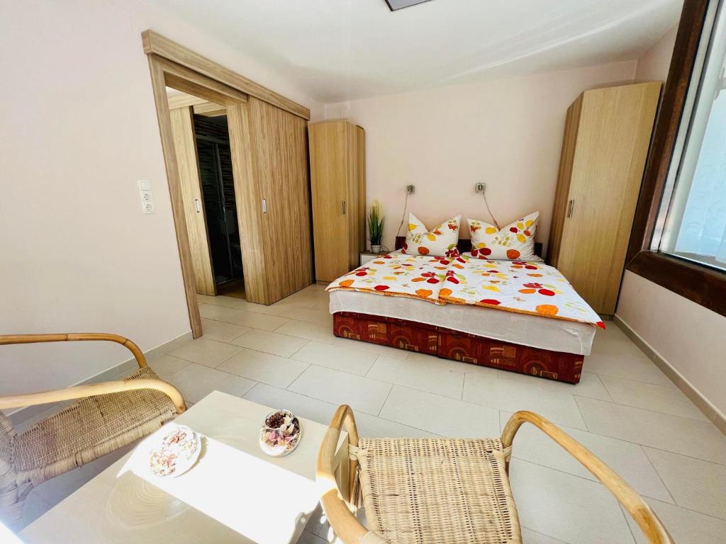 Ένα ή περισσότερα κρεβάτια σε δωμάτιο στο Little House with Garden Siófok