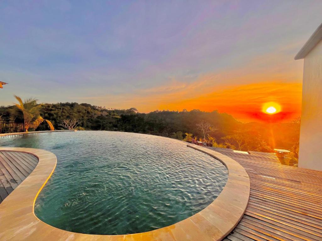 Bazén v ubytování Kelingking Parama Resort nebo v jeho okolí
