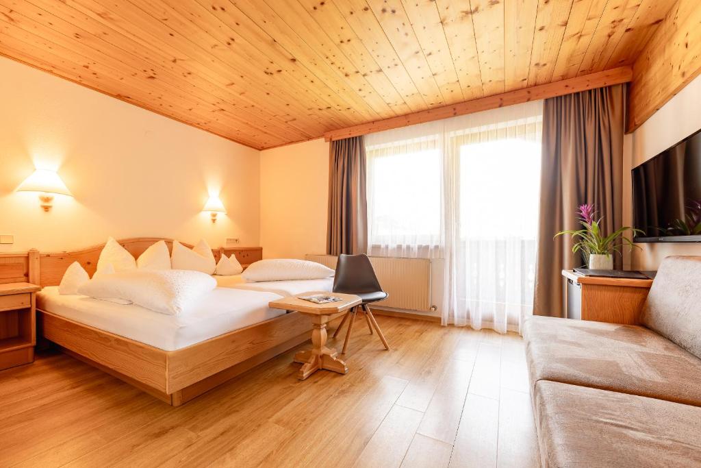 Una cama o camas en una habitación de Hotel Christoph